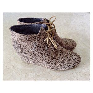 TOMS Sz 9.5 Kala Wedge Desert Bootie in Tan Cheetah Suede Lace Up